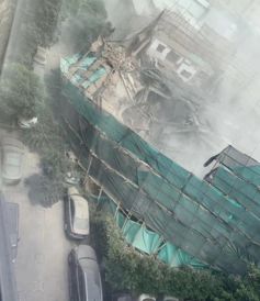 上海旧改建筑坍塌救援现场 消防队长连续奋战五小时晕倒送医